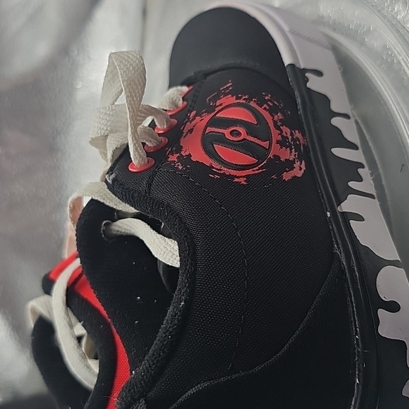 C Black And Red Heely Sz Youth 1 - Picture 4 of 8